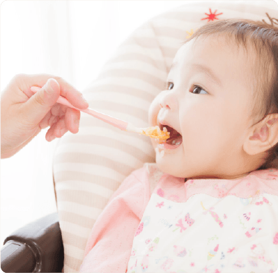 離乳食をたべる赤ちゃん